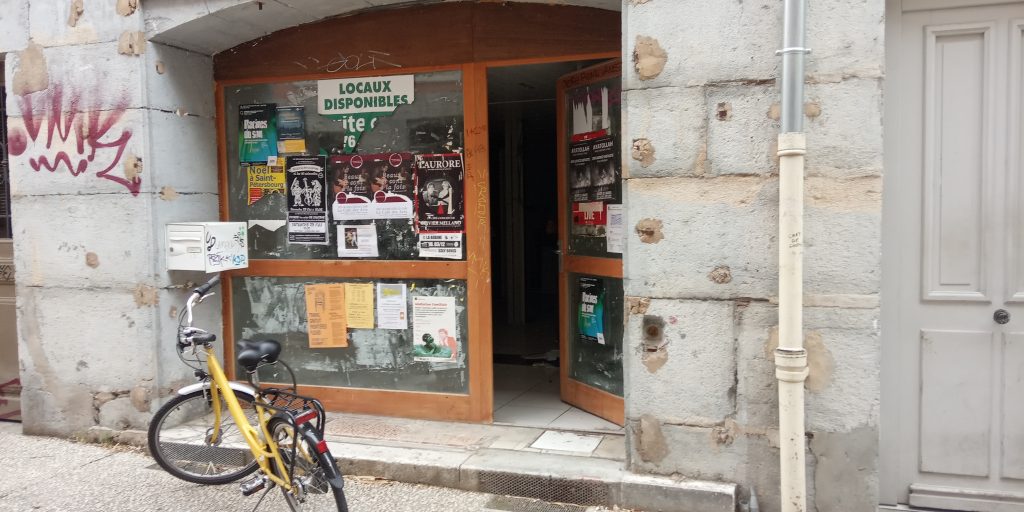 vitrine boutique de l'atelier de poterie Wirikuta situé au 65 rue St Laurent à Grenoble